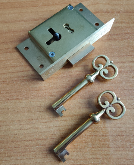 3'' Cut Cupboard Lock 2 Lever 240C RH - Brass Fancy Keys - Click Image to Close